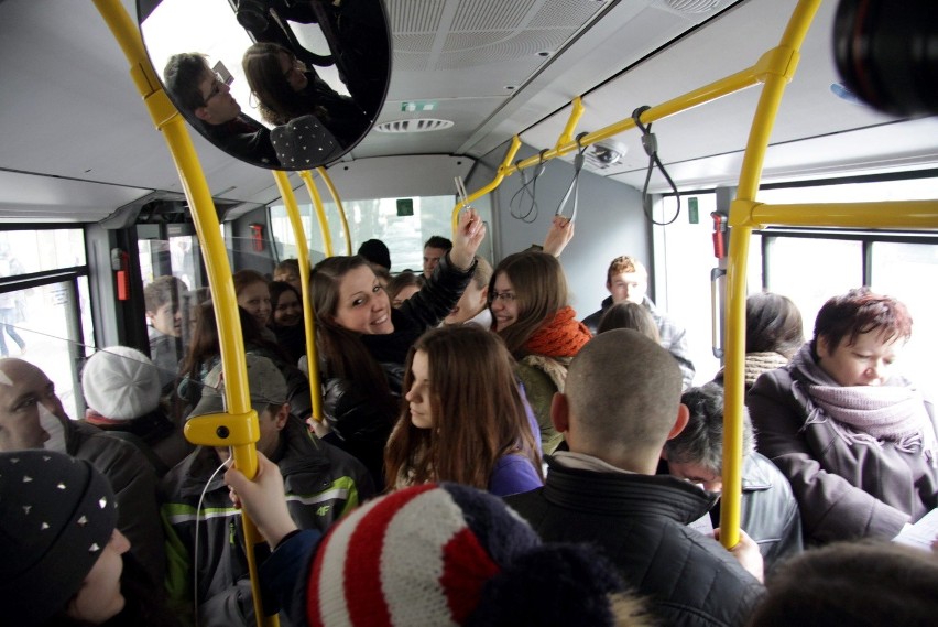 Uczniowie Zamoya śpiewali w miejskich autobusach.