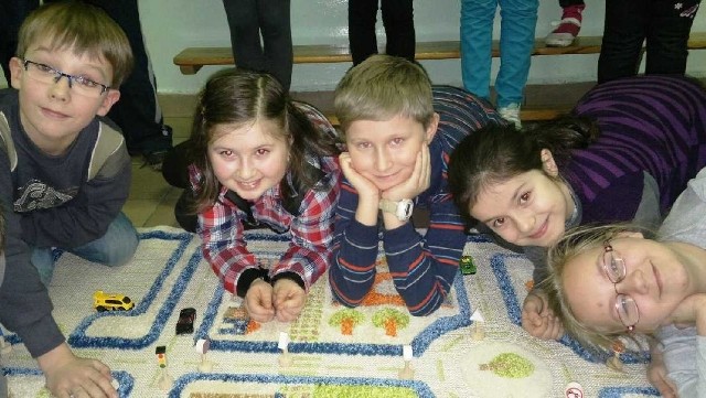 Uczniowie ze szkoły w Czostkowie są bardzo zadowoleni z trójwymiarowego dywanu, który otrzymali w nagrodę od koncernu Renault