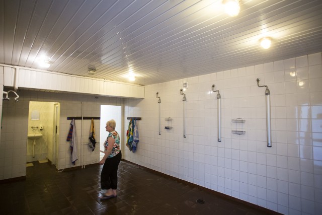13 pryszniców przy basenie na ul. Francesco Nullo będzie musiało wystarczyć dla ok. 600 pielgrzymów