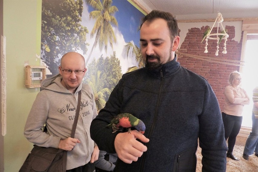 Chorzy i niepełnosprawni z Kielc odwiedzili papugarnię. Wyjście zorganizowało Stowarzyszenie "Z Nami Raźniej"