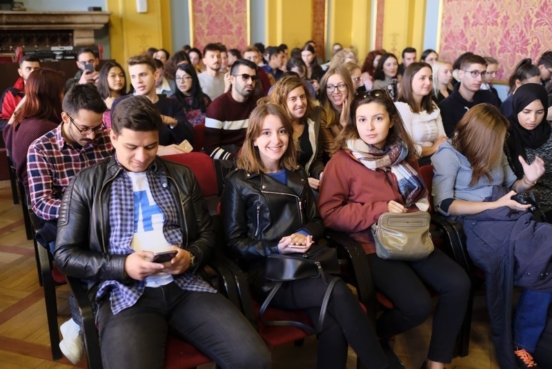 Zagraniczni studenci, którzy przez najbliższe miesiące będą...