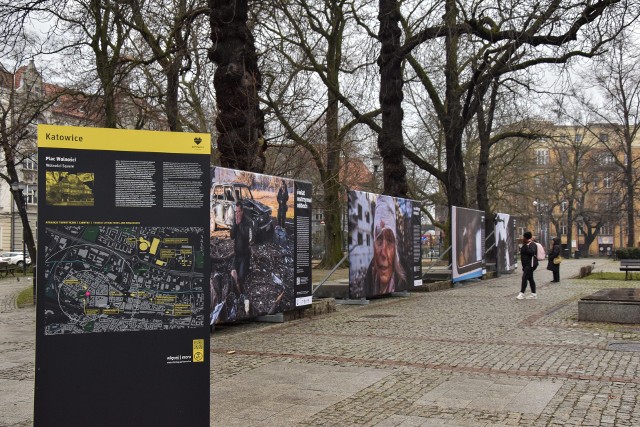 Wojna w Ukrainie trwa i coraz bardziej jest naszą wojną. Na katowickim Placu Wolności pojawiła się poruszająca wystawa o konflikcie zbrojnym