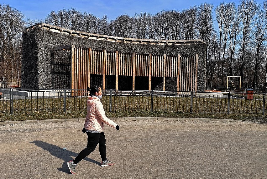 Kraków. Zalew Nowohucki przyciąga spacerowiczów w niedzielne popołudnie [ZDJĘCIA]