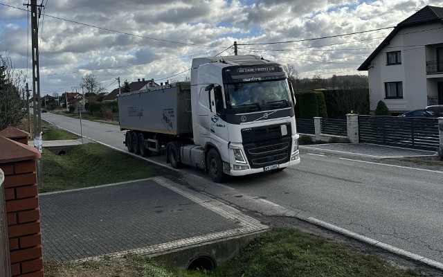 Osoby mieszkające przy drodze z Proszowic do Koszyc domagają się ograniczenia ruchu ciężkich pojazdów