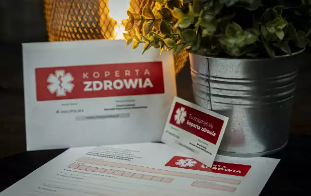 Tak wygląda „koperta zdrowia” z naklejką i formularzem do wypełnienia