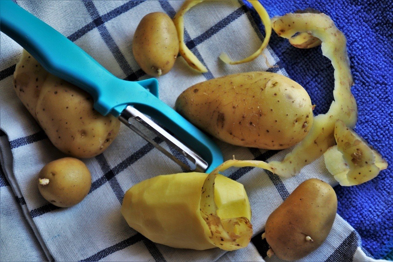 Obierki z ziemniaków: jak je wykorzystać w ogrodzie, czy i jak kompostować  | e-Ogródek