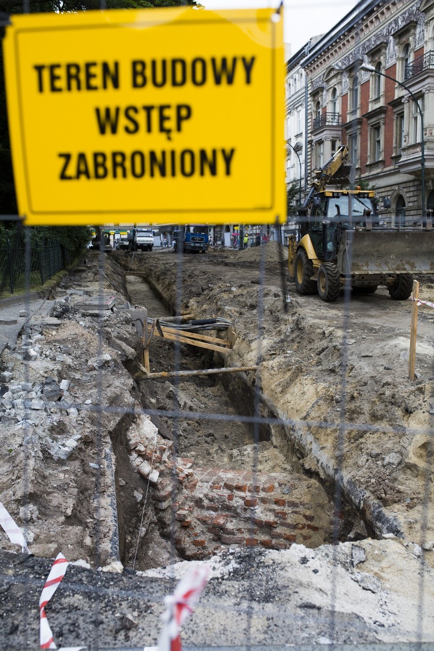 Znalezisko przy Barbakanie. Odkryto średniowieczny mur [ZDJĘCIA]