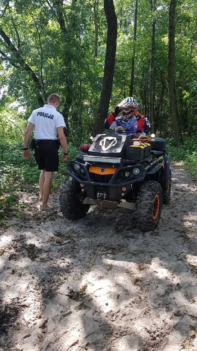 Policjanci zatrzymali kierujących quadami wczoraj (sobota) w lesie okolicy Jeziora Jezuickiego w Pieckach.