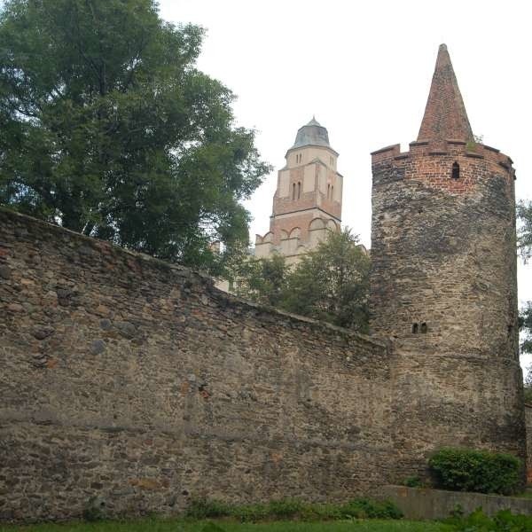 Mury opasujące średniowieczną część miasta zachowały się niemal w całości.