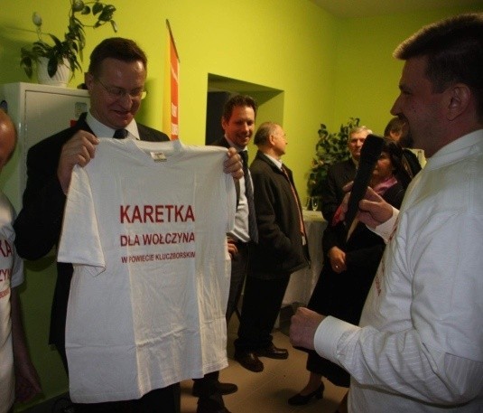 Samorządowcy przekazali wojewodzie koszulkę przypominającą o sprawie karetki dla Wołczyna.