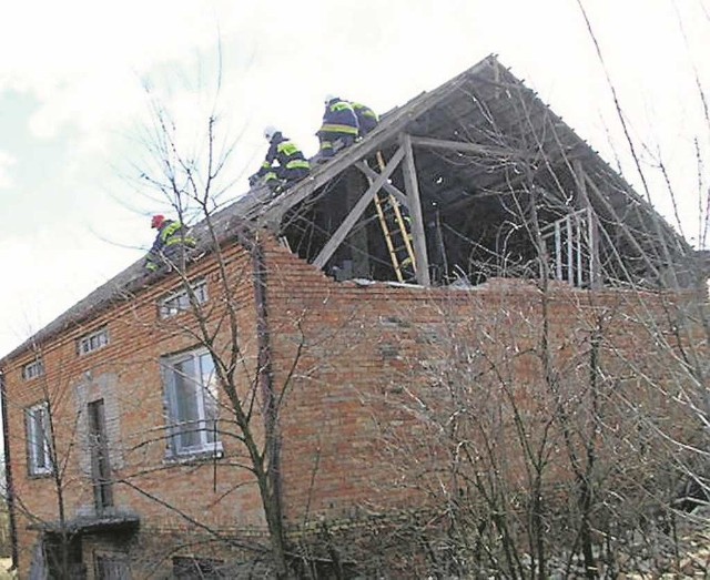 Strażacy zabezpieczają uszkodzony dach