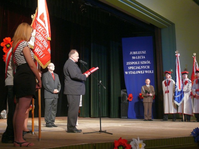 Przewodniczący Rady Powiatu Ryszard Andres odczytuje uchwałę o nadaniu szkole imienia ks. Jana Twardowskiego.