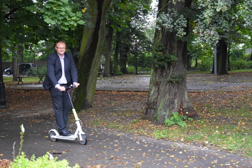 Wiceburmistrz Skawiny na hulajnodze. Fantazja, czy potrzeba? 