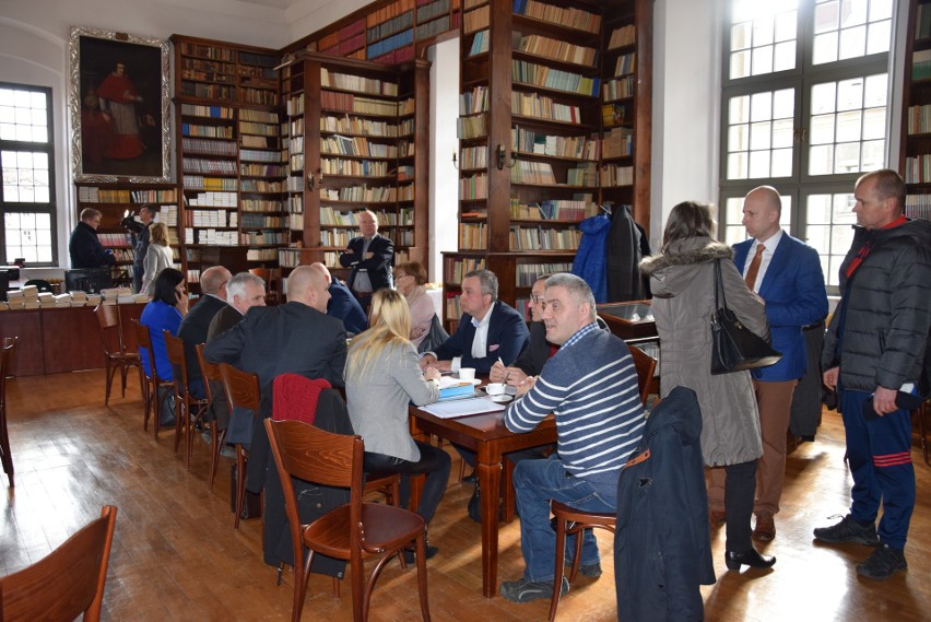 Burzliwe posiedzenie powiatowej komisji oświaty w bibliotece...