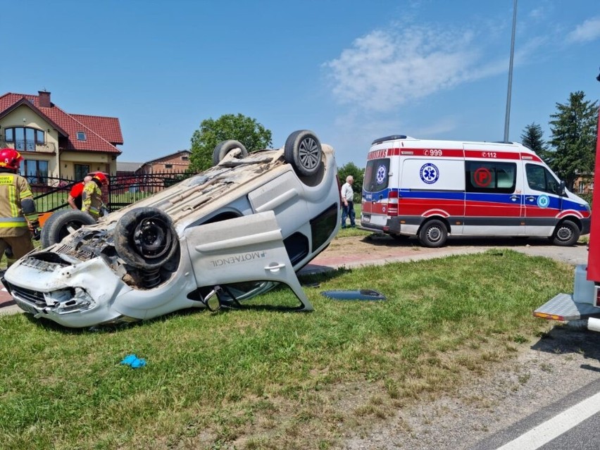 Dachowanie samochodu w Wojcieszynie. 35-latek został ranny