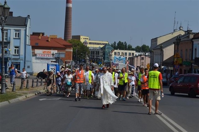 Pielgrzymka Warszawska 2015 już na Jasnej Górze ZOBACZ TAKŻE:Z kościoła św. Anny przy Krakowskim Przedmieściu na Jasną Górę wyruszyła 35. warszawska pielgrzymka akademicka. Pielgrzymi każdego dnia przejdą około 35 kilometrów. W tym roku hasłem przewodnim ludzi idących do Częstochowy są słowa "Bądźcie stróżami poranka". 