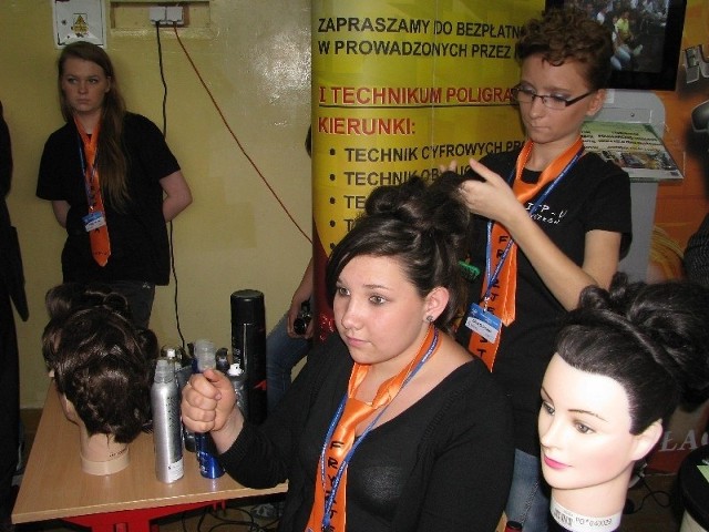 Uczennice z I Technikum Poligraficzno - Usługowego w Wyszkowie prezentowały swoje zdolności fryzjerskie
