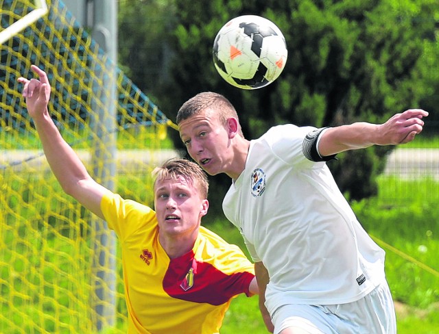 Gracze MOSP (w żółto-czerwonych strojach) wysoko przegrali 0:3, ale nie mają się czego wstydzić