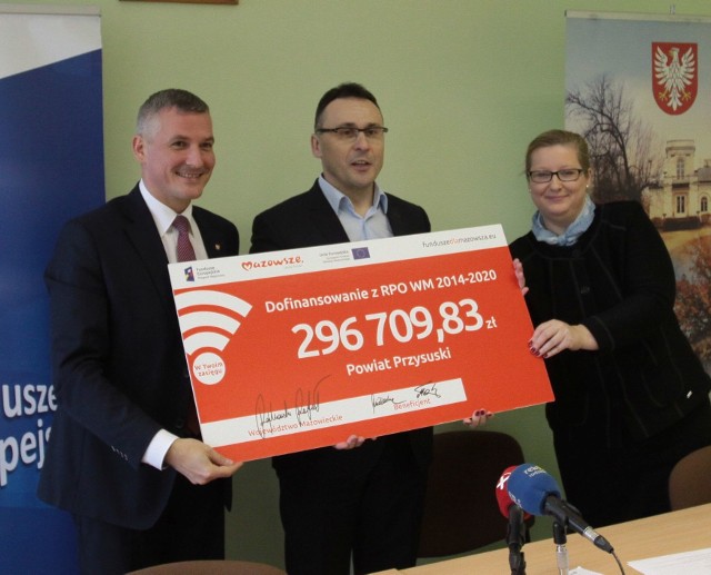 Symboliczny czek na inwestycję podpisali: Rafał Rajkowski z Mazowsza, oraz Tomasz Matlakiewicz i Ewa Białecka z powiatu.