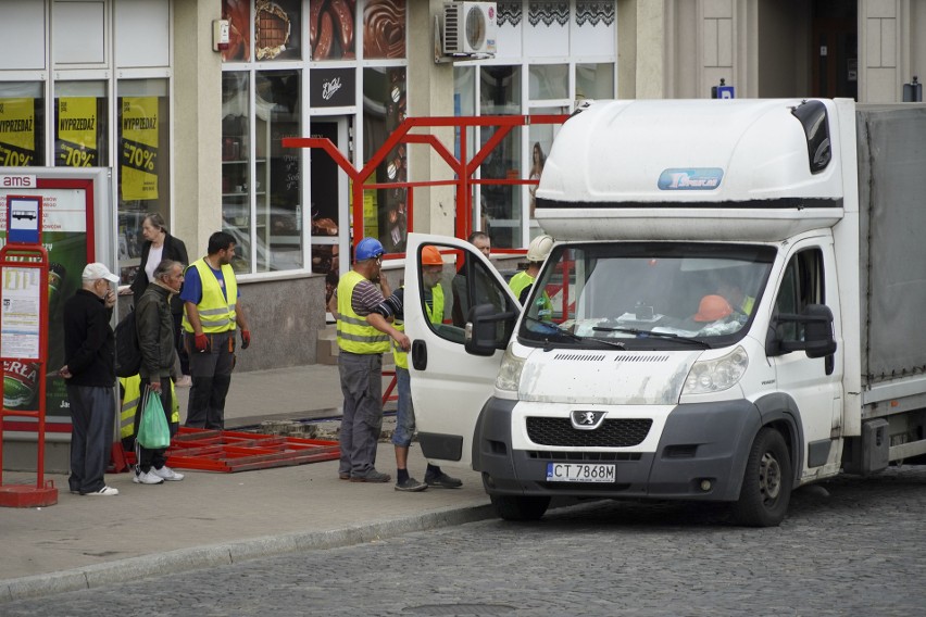 Trwa demontaż wiat przystankowych na placu NZS od strony...