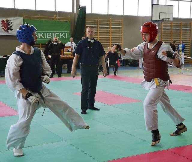 Kyokushin to jeden z najpopularniejszych stylów karate. Zawody także te w Lipnie zostały rozegrane w kata (układach  obrony) i  kumite (walk jak na zdjęciu)