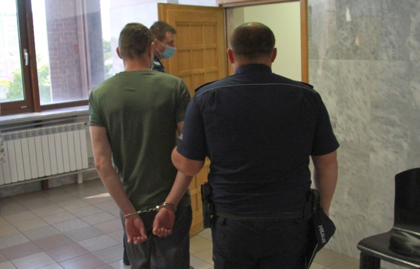 38-latek wbił bratu śrubokręt w kręgosłup! Przed sądem w Tarnobrzegu ruszył proces w tej sprawie (ZDJĘCIA)