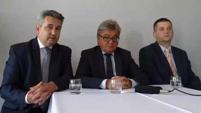 Kandydatem SLD na burmistrza Pionek będzie Aleksander Gawlik (w środku). Przedstawiali go Leszek Rejmer, wiceprzewodniczący SLD na Mazowszu (z lewej) oraz Piotr Guza, szef pionkowskich struktur partii.