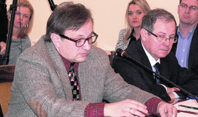 Radny Witold Zych (z lewej) wykazał się wyrozumiałością i zasugerował, aby jego pomysł prezydent miasta rozważył w następnych latach, gdyż tegoroczny pokaz jest już zaplanowany.