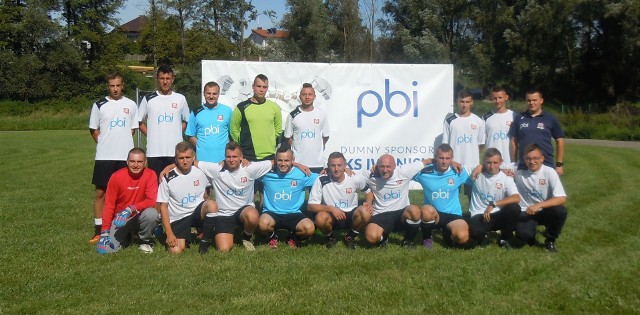 Oficjalnym sponsorem GKS Iwaniska, grającego w grupie 3 klasy B, została grupa PBI. Klub z Iwanisk w ostatniej kolejce przegrał z Marolem Jacentów 1:3 (0:1). -Pomimo porażki z drużyną z Jacentowa muszę pochwalić swoich piłkarzy za walkę i zaangażowanie w tym spotkaniu do ostatniego gwizdka. Jesteśmy młodym zespołem, co świadczy o tym, że występuje u nas 8 młodzieżowców. Brakuje nam jeszcze ogrania i dokładności, ale wierzę w swój zespół i w to, że zaczniemy punktować w meczach - powiedział Konrad Tomaszewski, prezes i trener GKS Iwaniska.(dor)