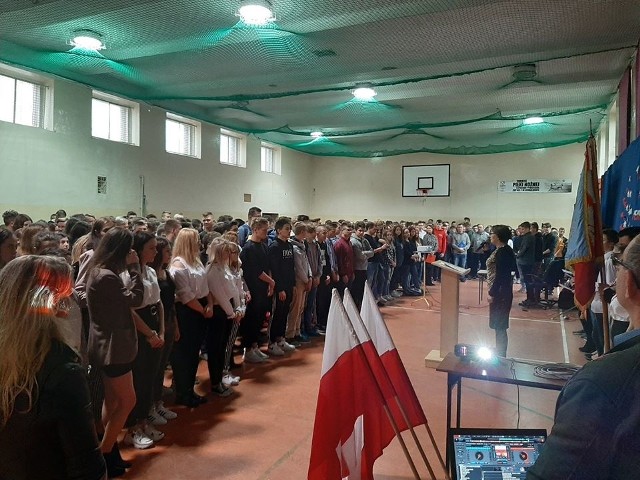 Zespół Szkół numer 2 imienia generała Stefana Roweckiego "Grota" w Jędrzejowie dołączył do wspólnego odśpiewania "Szkoła do hymnu"