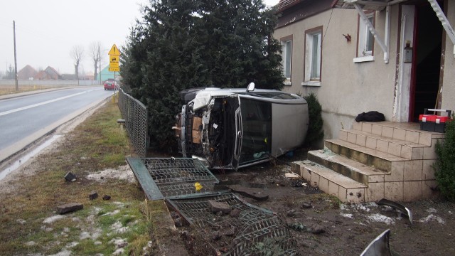 Samochody niemal wjeżdżają ludziom do domów.