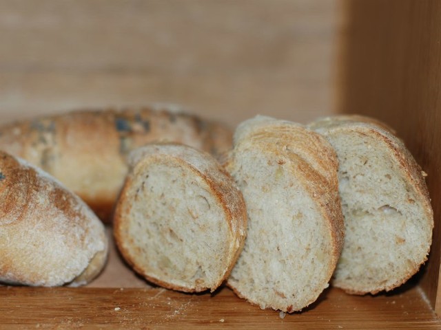 Zeschnięty chleb można użyć do zupy