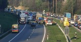 Rudno. Groźny wypadek na A4 w kierunku Katowic. Samochód wpadł do rowu i dachował