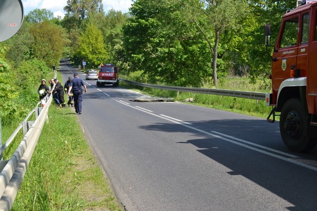 O godzinie 8.50 strażacy OSP w Mąkowarsku otrzymali sygnał, że w Motylu, na 44 km drogi wojewódzkiej nr 237 zapadł się fragment jezdni. Byli tam po siedmu minutach. To, co zastali budziło grozę. Dziura w drodze o wielkości 10 na 10- metrów, sięgała płynącej pod nią rzeczki Sępolenki. Miała 8 metrów głębokości.