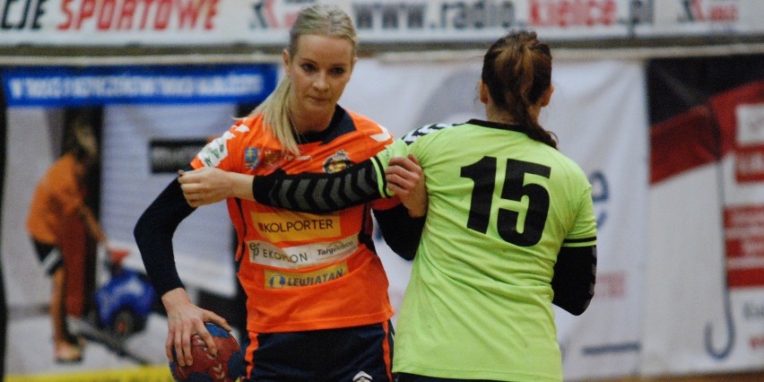 Marta Rosińska (z lewej) zdobyła 8 bramek w sobotnim meczu.