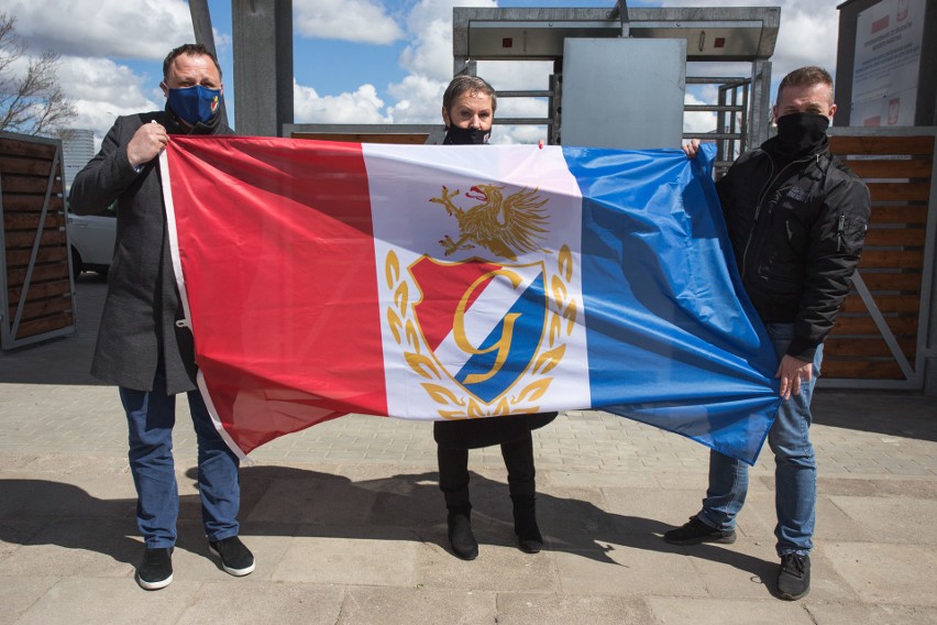 Flagi w barwach i z herbem Gryfa Słupsk zawisną na miesiąc na rogatkach miasta. Słupsk celebruje 75-lecie Gryfa