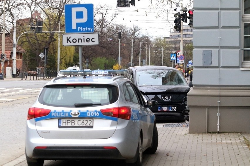 Wypadek na skrzyżowaniu ul. Sądowej i Podwale we Wrocławiu...