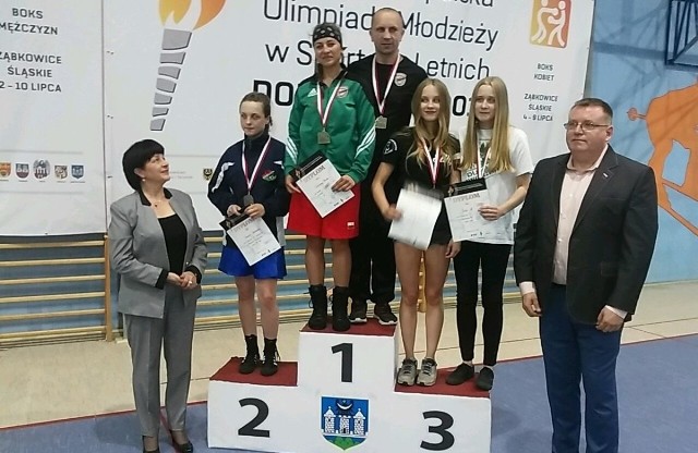 Tatiana Pluta na najwyższym podium z trenerem Pawłem Pożogą ze Staru.