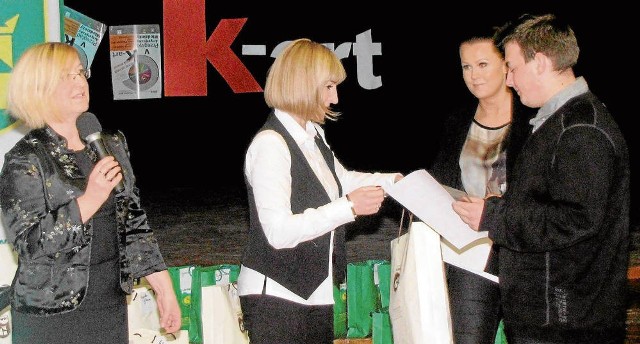 Piotr Wymiatałek z wielickiego ZSZ otrzymał nagrodę z rąk Julity Natkaniec z UG Gdów. Z lewej Anna Suchoń, jedna z jurorek, plastyk z Centrum Kultury.