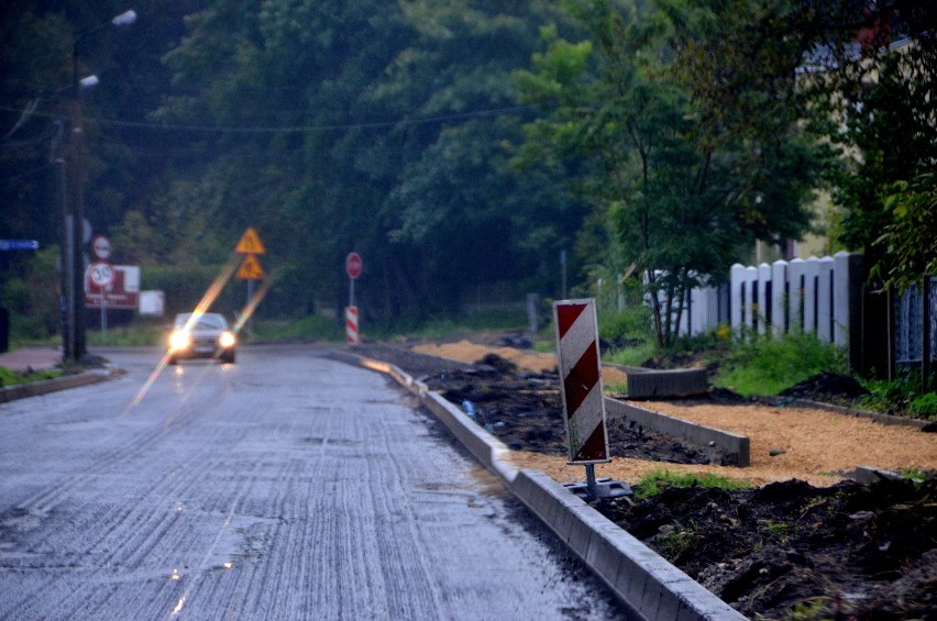 Trwa remont głównej drogi w Grodźcu. Tworzą się korki [ZDJĘCIA]