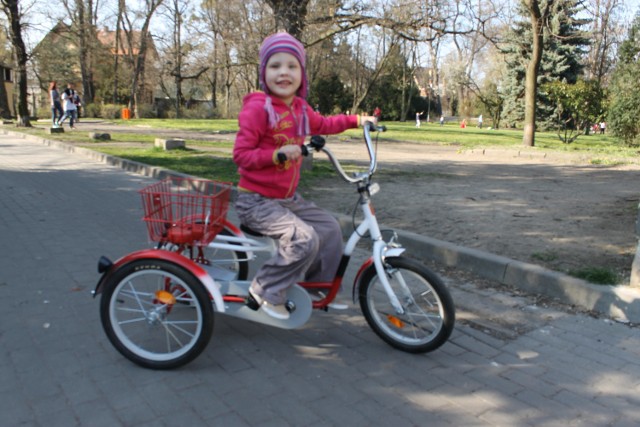 Jedną z obdarowanych jest Sandra Kalinka z Brzegu. Dziewczynka ogromnie cieszy się z roweru, a jej mama zapowiada, że Sandra będzie nim jeździć do przedszkola.