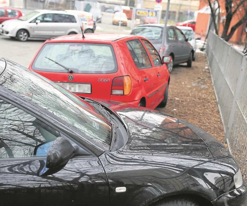 Kierowcy w okolicy biurowców przy ul. Armii Krajowej parkują...