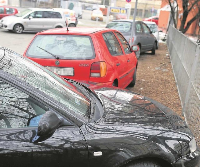 Kierowcy w okolicy biurowców przy ul. Armii Krajowej parkują gdzie popadnie