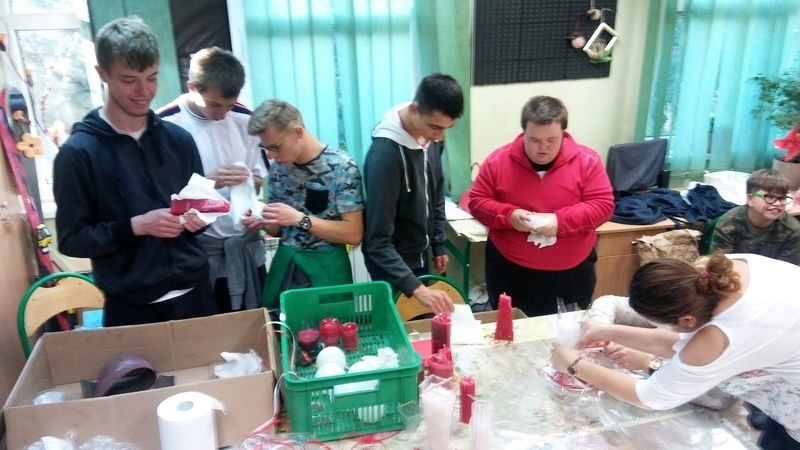 Nowy Sącz. Wykonali białe i czerwone świeczki ze stu kilogramów parafiny. Tak uczcili rocznicę odzyskania niepodległości [ZDJĘCIA]