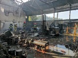 Pożar hali magazynowej w Chwaszczynie. Straty wyceniono na prawie milion złotych! Na miejscu pracowało 12 zastępów straży pożarnej