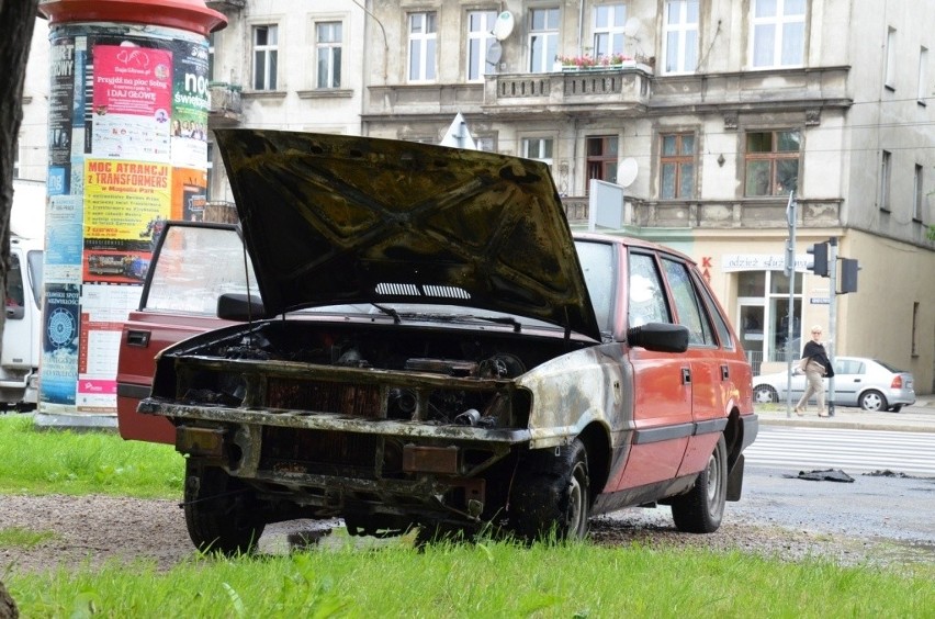 Wrocław: Pożar poloneza na Grabiszyńskiej. Spłonął silnik (ZDJĘCIA)