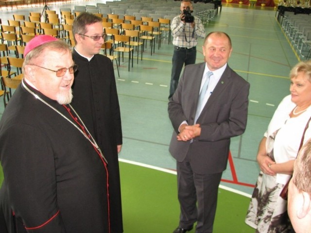 minister rolnictwa ( w środku) witany przez abp Dydycza ( z lewej)