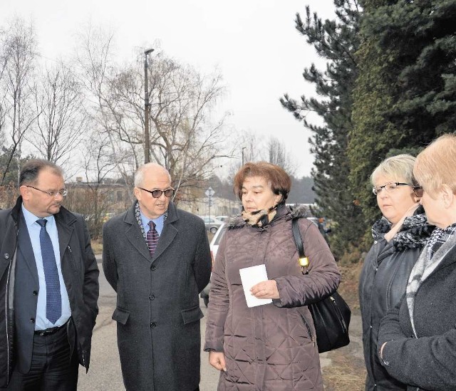 R. Listwan (drugi z lewej) zapowiedział badania jakości powietrza