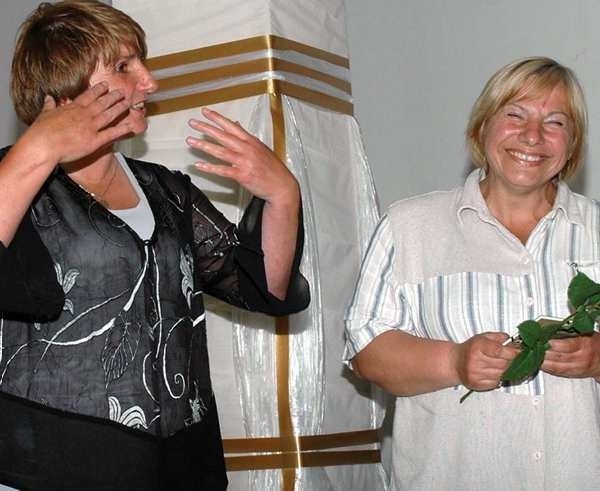 Szefowa domu kultury Anna Hińcza (z lewej) wczoraj przedstawiała uczestnikom wystawy m.in. artystkę Barbarę Kieżun