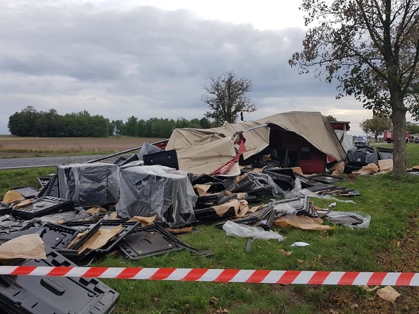 Wypadek na DK 12. Jedna osoba nie żyje, trzy są ranne (ZDJĘCIA)